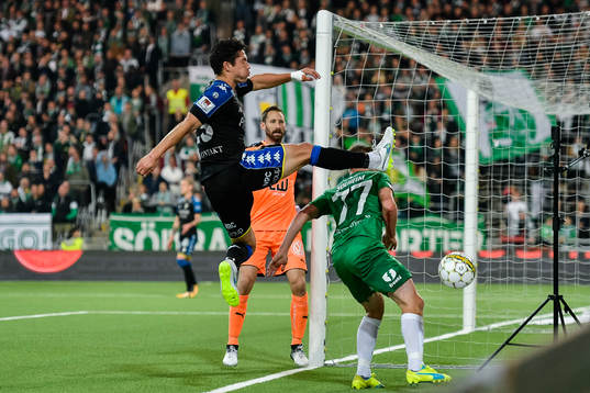 IFK Göteborgs David Boo Wiklander i en duell med