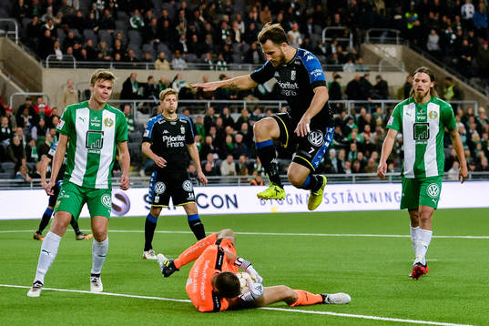 Hammarbys målvakt Johan Wiland och IFK Göteborgs Tobias