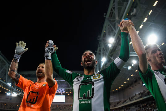 Hammarbys målvakt Johan Wiland och Kennedy Bakircioglu