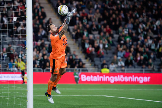 Hammarbys målvakt Johan Wiland med en räddning