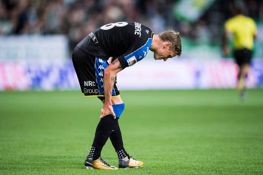 IFK Göteborgs Sören Rieks tar sig för benet
