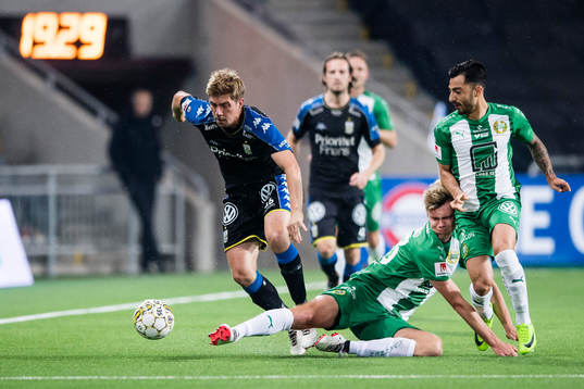 IFK Göteborgs Mikael Boman i en duell med Hammarbys Marcus