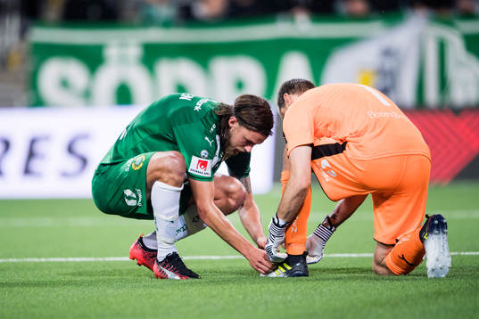 Hammarbys Björn Paulsen hjälper målvakt Johan Wiland att