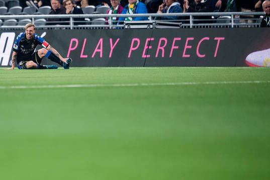 IFK Göteborgs Sebastian Eriksson får ont