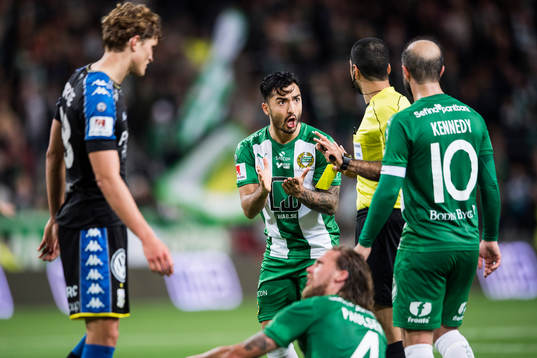 Hammarbys Jiloan Hamad reagerar mot domare Mohammed Al-Hakim