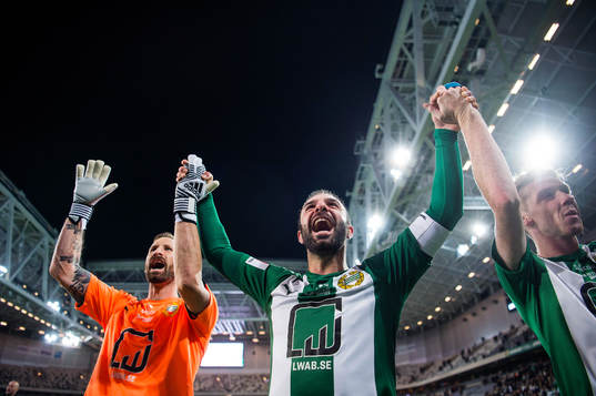Hammarbys målvakt Johan Wiland och Kennedy Bakircioglu