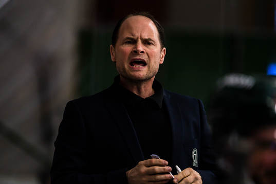 Tingsryds Assisterande tränare Larry Pilut skriker
