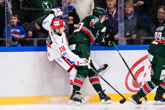 Almtunas Jacob Svensson tacklas av Tingsryds Oscar Holst