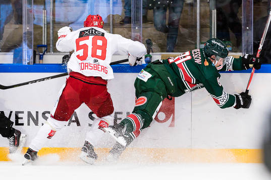 Tingsryds Filip Owesson tacklas av Almtunas Fredrik Forsberg