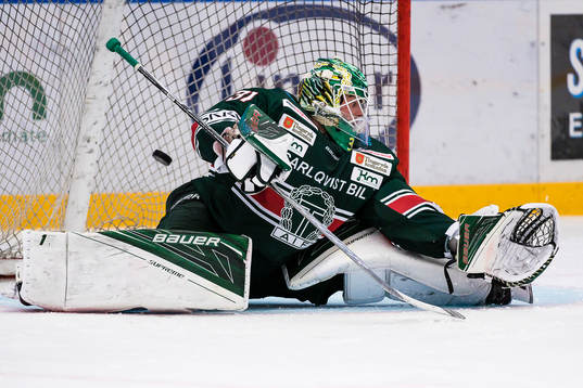 Almtunas Fredrik Forsberg (ej i bild) skjuter pucken i mål
