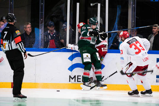 Tingsryds Adrian Saxrud Danielsen tacklar Almtunas Jacob