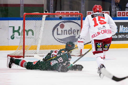 Almtunas Victor Rollin Carlsson gör 0-3 målet i tom kasse