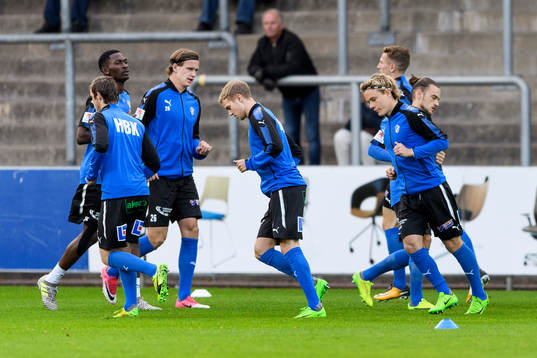 Halmstads spelare värmer upp före fotbollsmatchen i