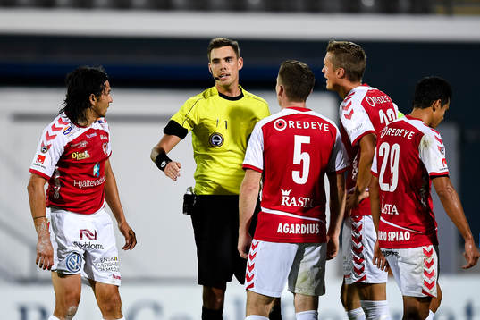 Kalmars Viktor Elm i samtal med domaren