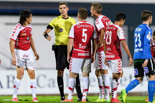 Domare Magnus Lindgren ger rött kort till Kalmars Emin