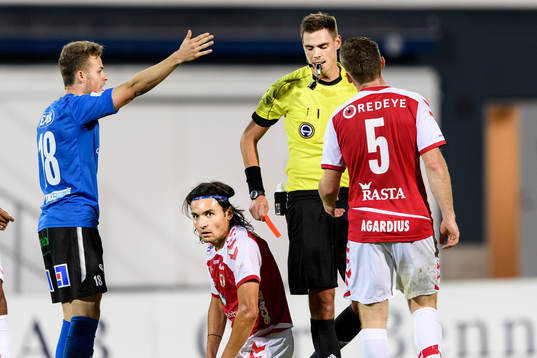 Domare Magnus Lindgren ger rött kort till Kalmars Emin
