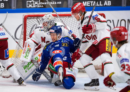 Modos målvakt Erik Hanses och Sebastian Walfridsson  samt