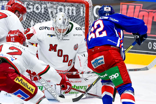 Modos målvakt Erik Hanses och Oskarshamns Manuel Ågren
