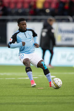Malmö FFs Kingsley Sarfo värmer upp