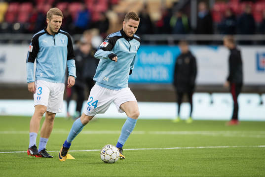 Malmö FFs Lasse Nielsen värmer upp