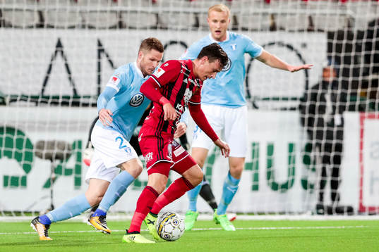 Östersunds Jamie Hopcutt och Malmö FFs Lasse Nielsen
