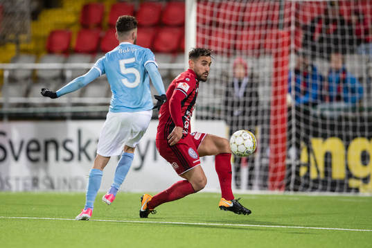 Östersunds Sotirios Papagiannopoulos täcker ett skott