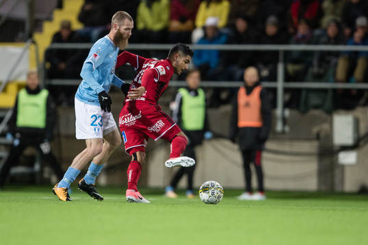 Östersunds Hosam Aiesh mot Malmö FFs Jo Inge Berget