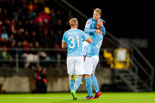 Malmö FFs Oscar Lewicki jublar med Franz Brorsson och