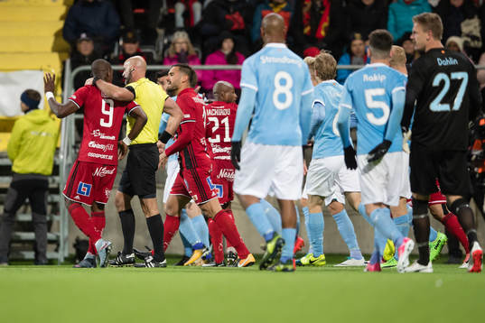 domare Stefan Johanesson håller om Östersunds Alhaji Gero
