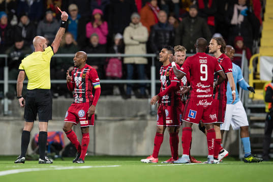 domare Stefan Johanesson ger Östersunds Alhaji Gero rött