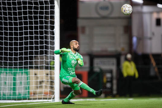 Östersunds målvakt Aly Keita på väg att rädda en boll