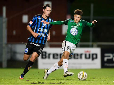 Jönköpings Alexander Jallow med bollen