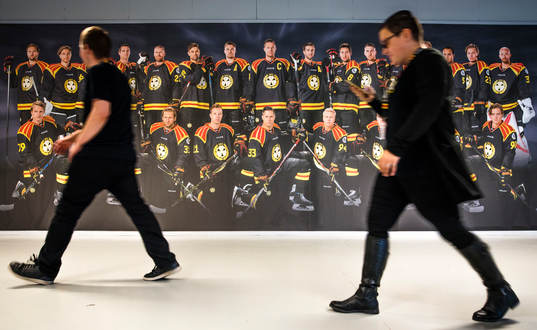 Besökare passerar en lagbild på Brynäs före