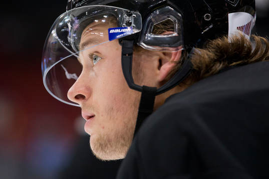 Karlskronas Carl Persson värmningen innan ishockeymatchen
