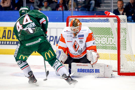 Frölundas Pontus Widerström gör 1-0 bakom Karlskronas
