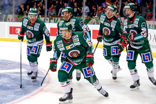Frölundas Ryan Lasch jublar med lagkamrater