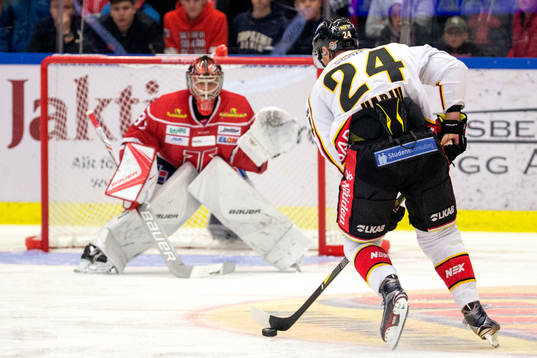 Luleås Johan Harju kommer fri mot Örebros målvakt Eero