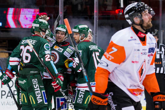 Frölundas Pathrik Westerholm jublar och omfamnas