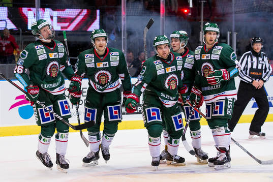Frölundas Pathrik Westerholm jublar med lagkamrater