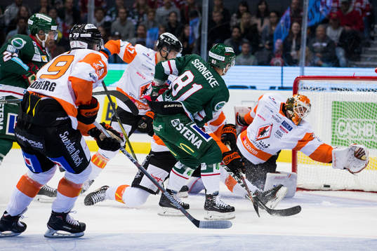 Frölundas Ryan Lasch skjuter 2-0 bakom Karlskronas