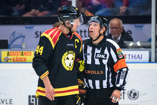 Brynäs Jacob Blomqvist i samtal med domare Wolmer Edqvist