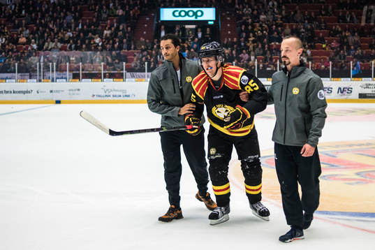 Brynäs Mikael Johansson får hjälp av isen