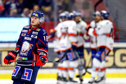 Växjös Linus Fröberg jublar med lagkamrater