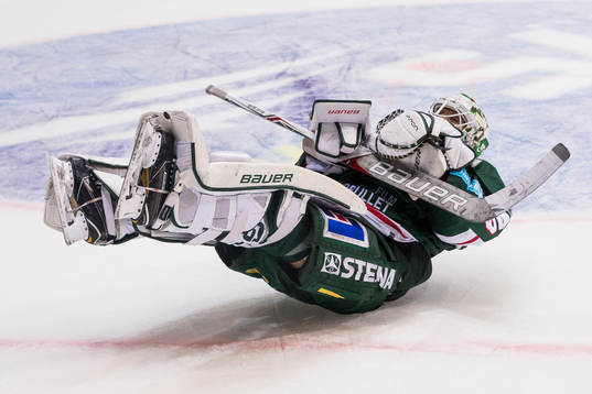 Frölundas målvakt Johan Mattsson jublar och firar