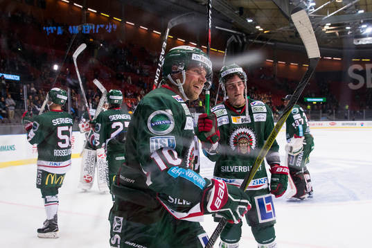 Frölundas Sean Bergenheim och Adam Almqvist tackar publiken