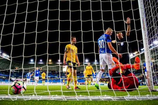 Molde's 1-2 goal is disallowed by referee Svein Oddvar Moen