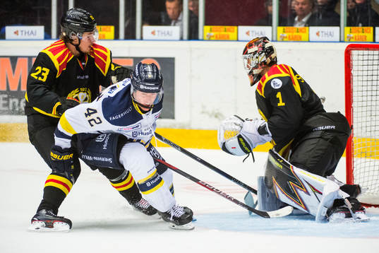 s Dylan Reese i en kamp mot Brynäs Lucas Carlsson och