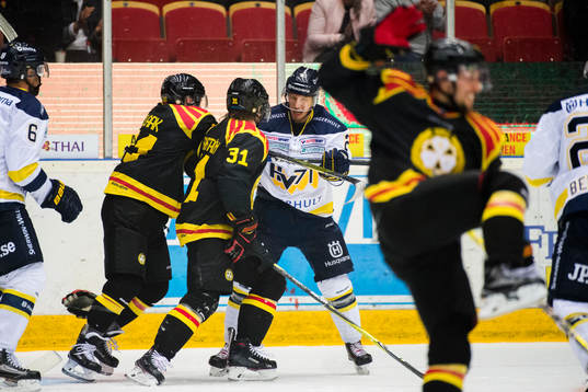 s Kristofer Berglund i bråk med Brynäs Kevin Clark och