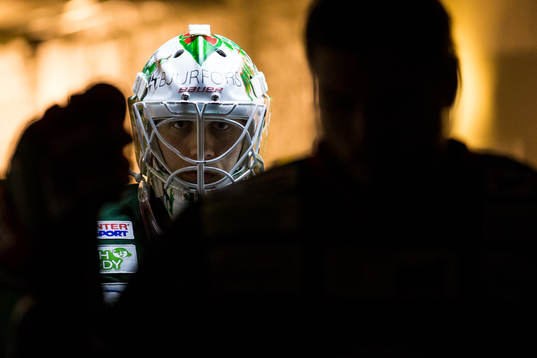Frölundas målvakt Johan Mattsson innan ishockeymatchen I