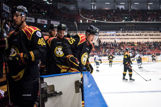 Brynäs Mikael Johansson lämnar båset